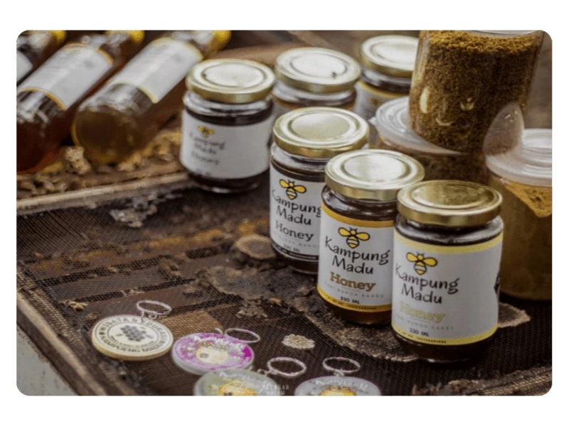 Selain pengalaman seru, Anda juga bisa mendapatkan souvenir dan oleh-oleh madu asli dari UMKM Kampung Madu